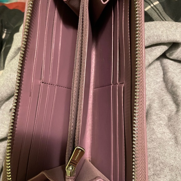 Like New Signature coach wallet - Picture 3 of 5